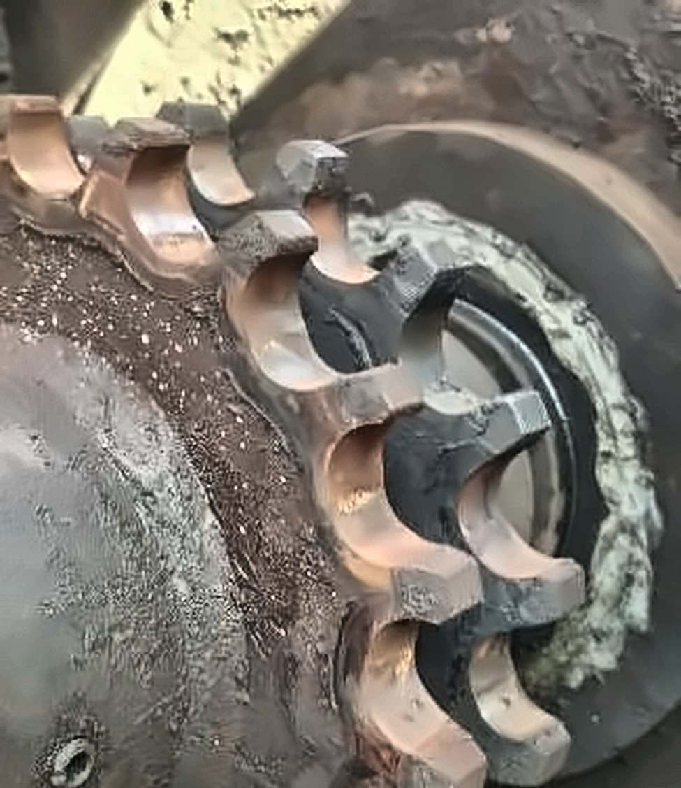 Piñón de tracción con los dientes desgastados, antes del trabajo