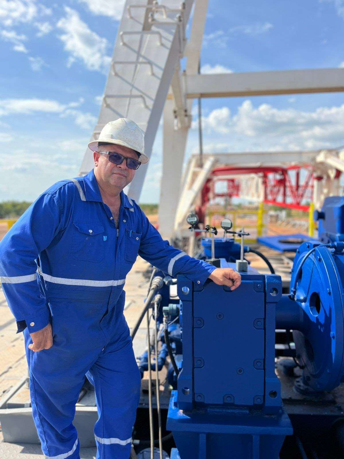 Técnico de Farfar junto a un reductor en la plataforma de un taladro