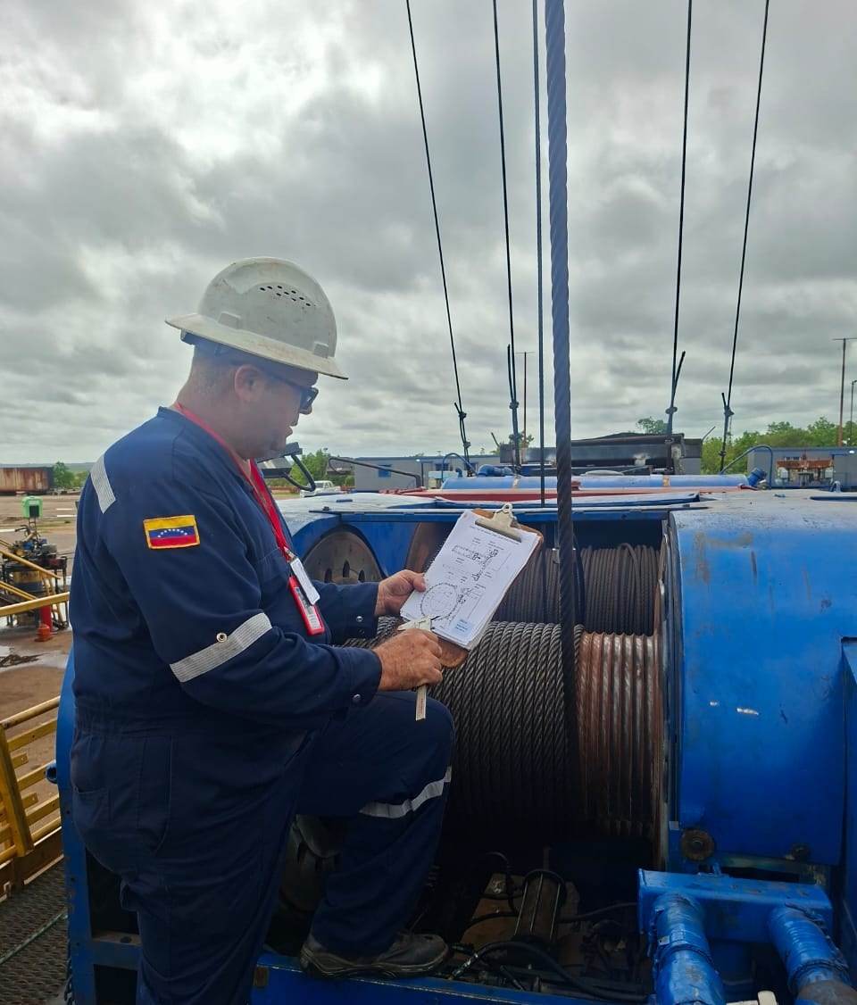 Inspector de Farfar revisando el malacate