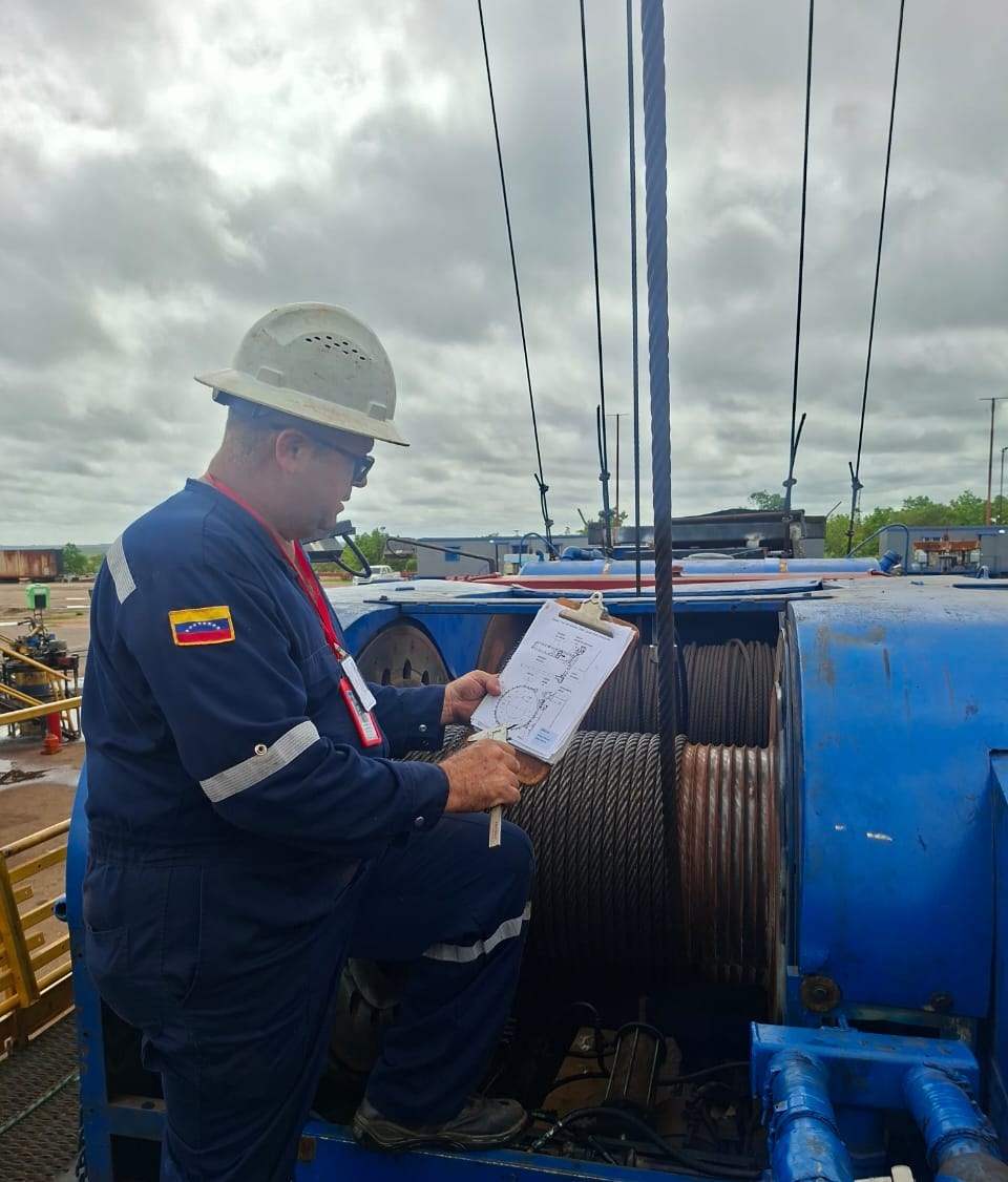 Inspector revisando el malacate con su planilla