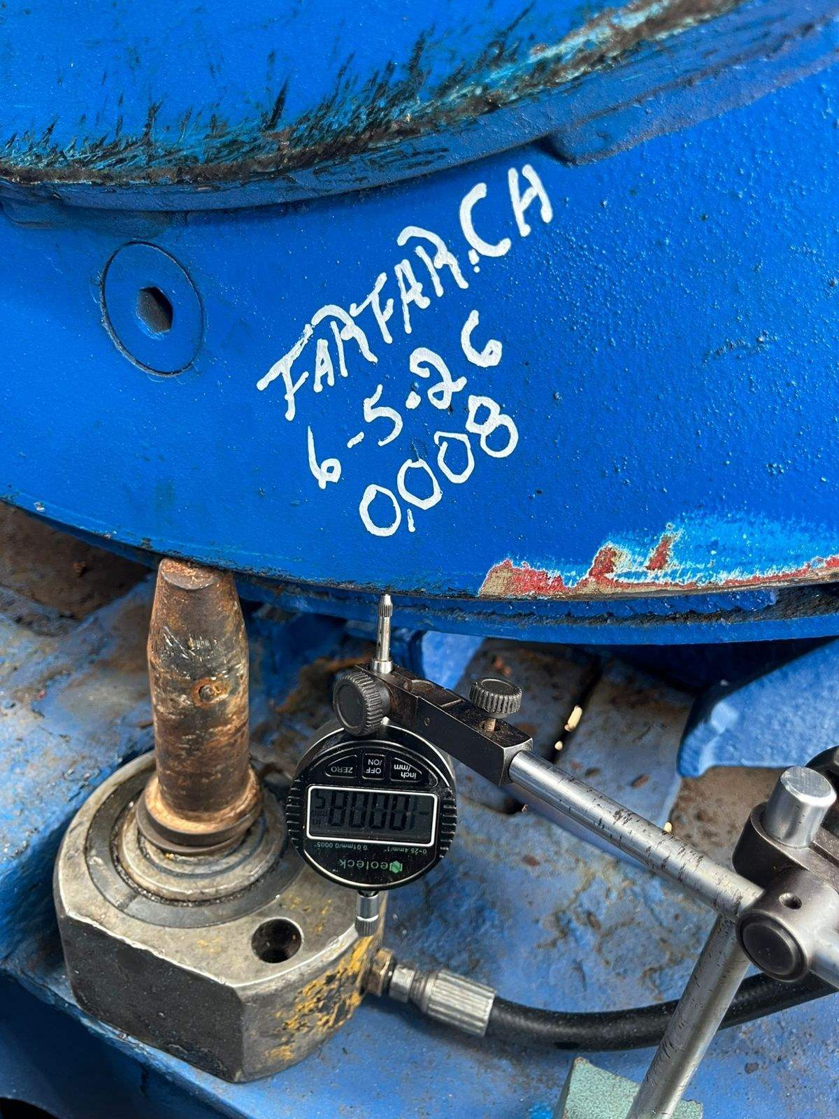 Reloj comparador digital con la lectura escrita a mano sobre la pieza