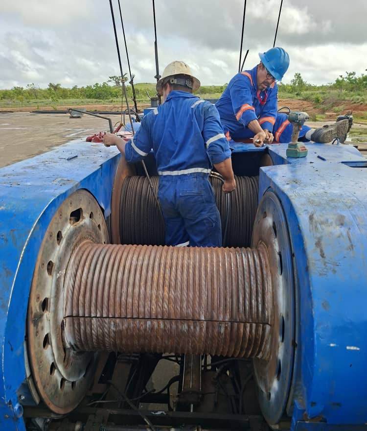Malacate de un taladro con el cable en el tambor